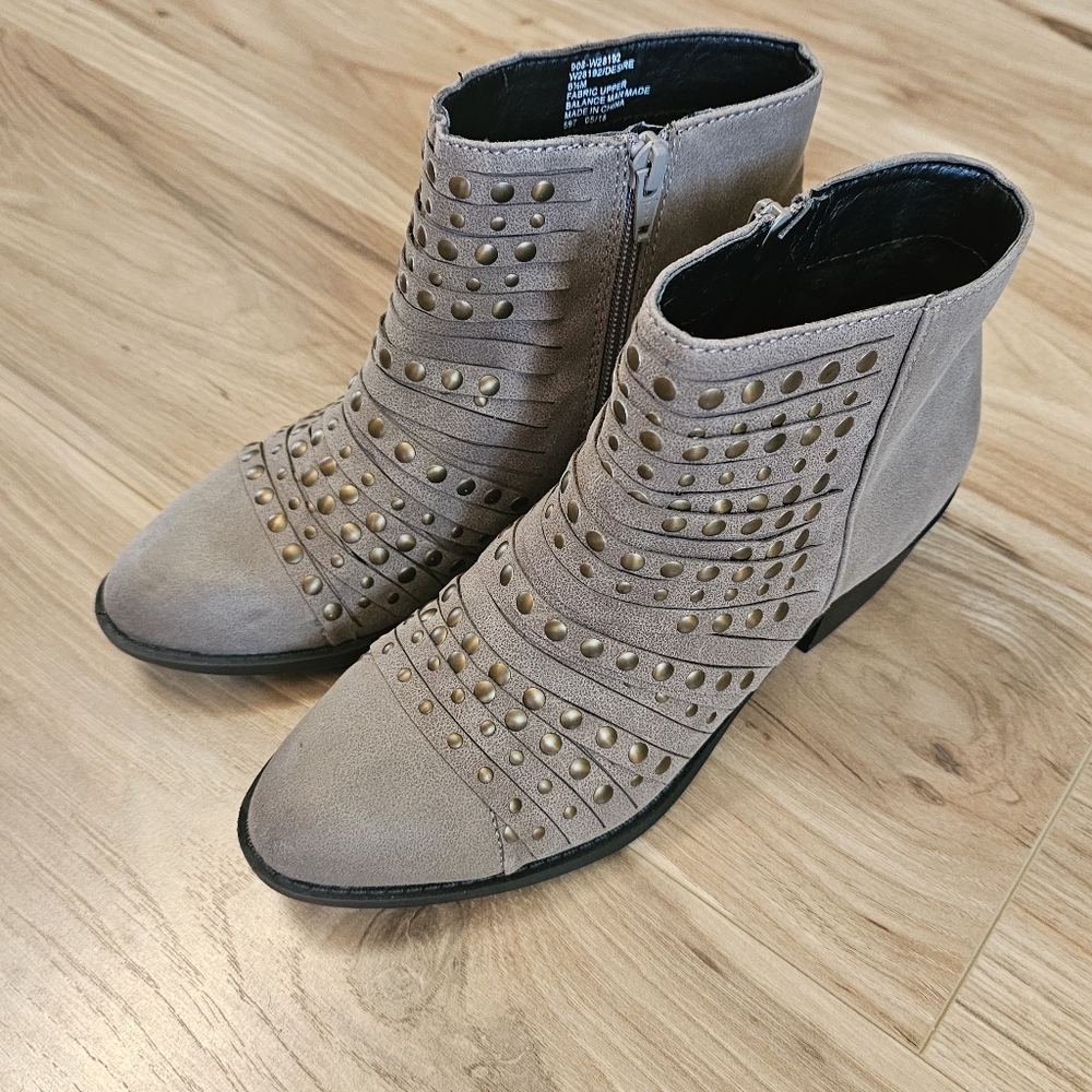 White Mountain Ankle Bootie Boots Womens Size 6.5. NWOT Tan / Light Brown